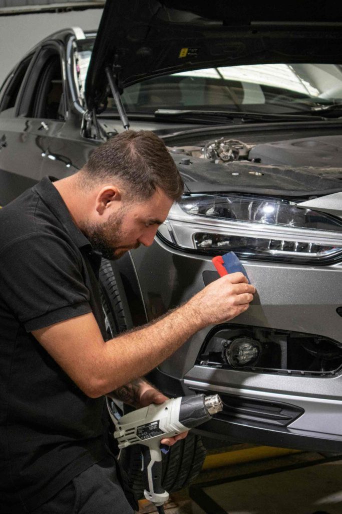 Personne nettoyant une voiture